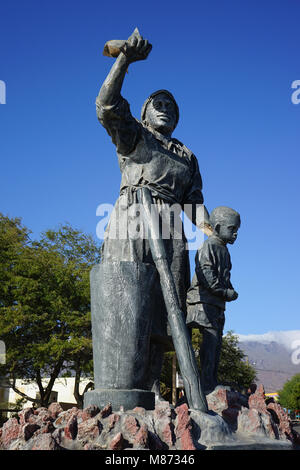 Donna sventolare, Monumento alla migrazione da Domingos Luisa, Porto Novo, Santo Antao Isola, Capo Verde Foto Stock