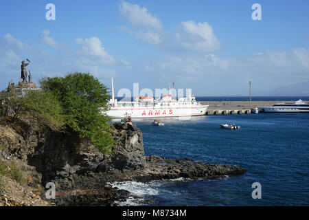 Migrazione umana monumento, sventolando Donna, traghetti e imbarcazioni da pesca al porto di Porto Novo, Santo Antao Isola, Capo Verde Foto Stock