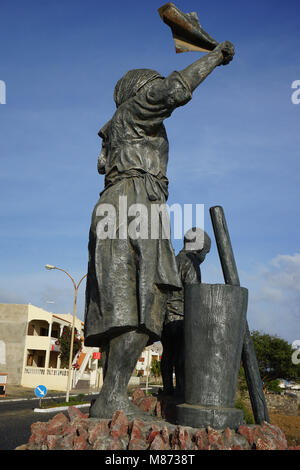 Donna sventolare, Monumento alla migrazione da Domingos Luisa, Porto Novo, Santo Antao Isola, Capo Verde Foto Stock