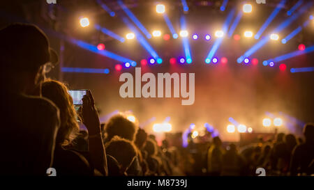 Manic Street predicatori rivestimento padiglione Sabato notte sul palco principale al Festival vittorioso 2016; Southsea, Hampshire Foto Stock