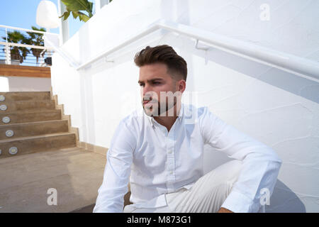 Giovane uomo barba in un bianco starway outdoor Foto Stock