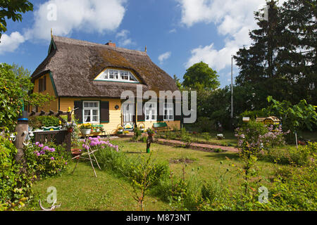 Old Captain's cottage con tetto in paglia e grazioso giardino Foto Stock