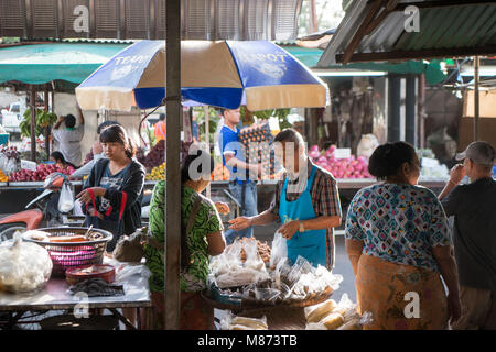 Il streetmarket presso il festival di Phimai nella città di Phimai in Provinz Nakhon Ratchasima in Isan in Thailandia. Thailandia, Phimai, Novembre 2017 Foto Stock