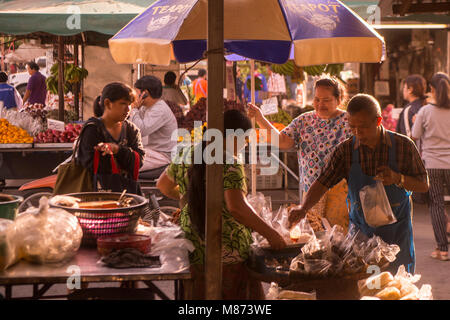 Il streetmarket presso il festival di Phimai nella città di Phimai in Provinz Nakhon Ratchasima in Isan in Thailandia. Thailandia, Phimai, Novembre 2017 Foto Stock