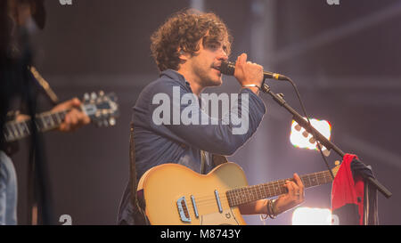 Jack Savoretti & la sua band deliziare il castello stadio folle a Vittoriosa Festival 2016; Southsea, Hampshire Foto Stock