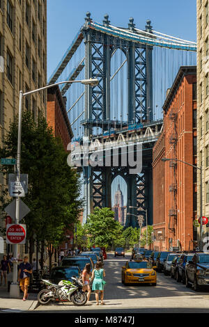 Manhattan Bridge una sospensione ponte che attraversa il fiume a est di New York City, collegando la parte inferiore di Manhattan a Canal Street con Downtown Brooklyn Foto Stock
