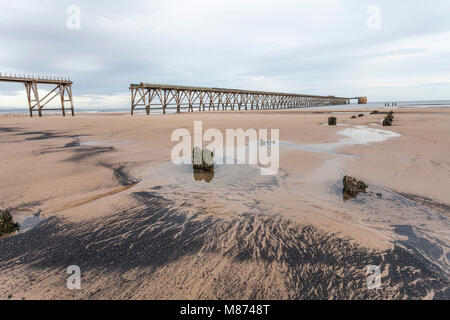 Molo di Steetley, Hartlepool, Inghilterra, Regno Unito, con polveri di carbone e pozze che formano linee di punta Foto Stock