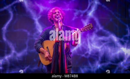 Jack Savoretti & la sua band deliziare il castello stadio folle a Vittoriosa Festival 2016; Southsea, Hampshire Foto Stock