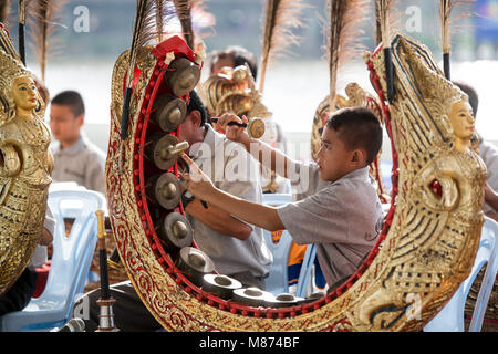 La musica tradizionale in Longboat gara in Khlong Chakarai fiume nella città di Phimai in Provinz Nakhon Ratchasima in Isan in Thailandia. Thail Foto Stock