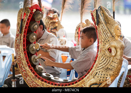 La musica tradizionale in Longboat gara in Khlong Chakarai fiume nella città di Phimai in Provinz Nakhon Ratchasima in Isan in Thailandia. Thail Foto Stock