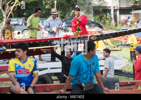 Avviare preperations presso il tradizionale Longboat gara in Khlong Chakarai fiume nella città di Phimai in Provinz Nakhon Ratchasima in Isan in Tha Foto Stock