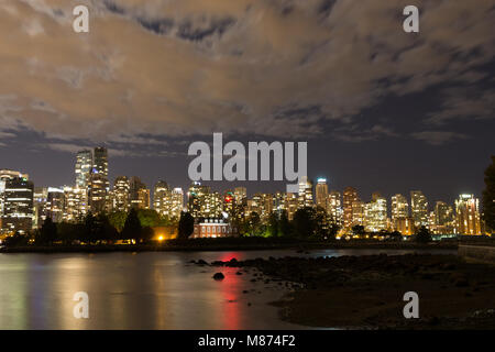 Vancouver a notte visto dal Parco di Stanley Foto Stock