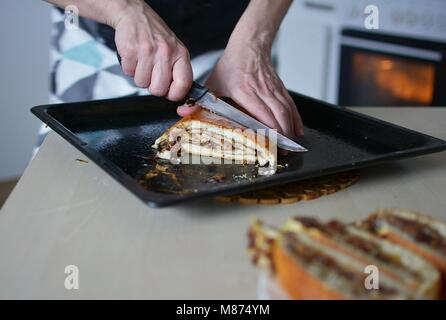 Lievito per il dolce con il ripieno di cacao 12 - dolce da forno Foto Stock