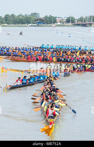 La tradizionale gara di Longboat a Khlong Chakarai fiume nella città di Phimai in Provinz Nakhon Ratchasima in Isan in Thailandia. Thailandia, Phim Foto Stock