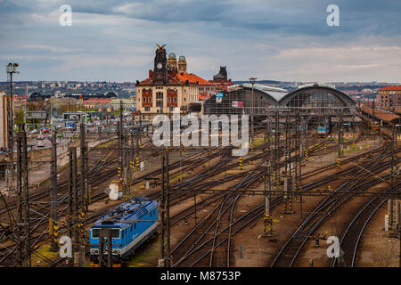 Praga, Repubblica Ceca - 29 Aprile 2017: la principale stazione ferroviaria, Vista panoramica con rotaie e treni Foto Stock