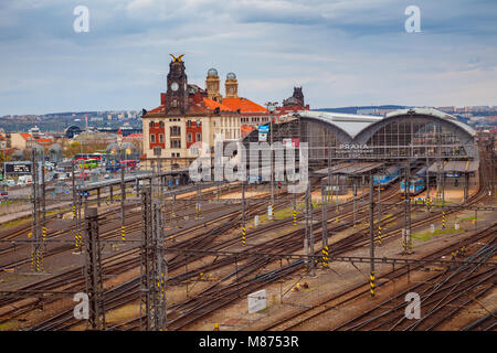 Praga, Repubblica Ceca - 29 Aprile 2017: la principale stazione ferroviaria, Vista panoramica con rotaie e treni Foto Stock