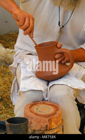 Artigiano dimostrare la creazione del lanciatore di argilla al Festival archeologico Dymarki Swietokrzyskie. Nowa Slupia, Polonia, 21-22 agosto 2010. Foto Stock