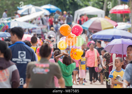 La strada del mercato presso il tradizionale Longboat gara in Khlong Chakarai fiume nella città di Phimai in Provinz Nakhon Ratchasima in Isan in thai Foto Stock