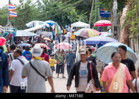 La strada del mercato presso il tradizionale Longboat gara in Khlong Chakarai fiume nella città di Phimai in Provinz Nakhon Ratchasima in Isan in thai Foto Stock