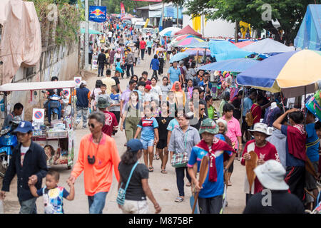 La strada del mercato presso il tradizionale Longboat gara in Khlong Chakarai fiume nella città di Phimai in Provinz Nakhon Ratchasima in Isan in thai Foto Stock