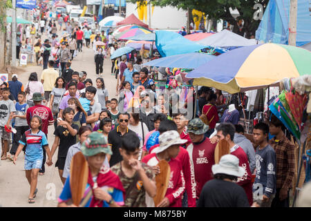 La strada del mercato presso il tradizionale Longboat gara in Khlong Chakarai fiume nella città di Phimai in Provinz Nakhon Ratchasima in Isan in thai Foto Stock