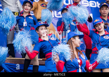 Thai Red Bull sponsor ragazze danza presso il tradizionale Longboat gara in Khlong Chakarai fiume nella città di Phimai in Provinz Nakhon Ratchasima Foto Stock