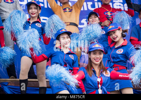 Thai Red Bull sponsor ragazze danza presso il tradizionale Longboat gara in Khlong Chakarai fiume nella città di Phimai in Provinz Nakhon Ratchasima Foto Stock