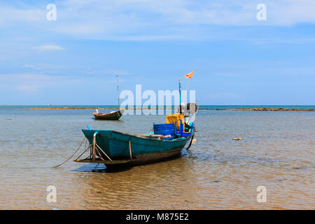 Piccola barca da pesca ormeggiate lungo la spiaggia,Thailandia Foto Stock