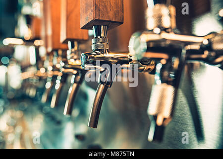 Rubinetti di birra in un pub Foto Stock