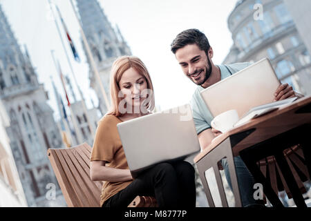 Gentili colleghi per discutere il progetto all'aperto Foto Stock