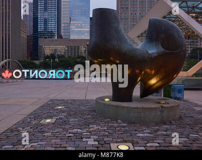 A tre vie pezzo n. 2: Archer, Nathan Phillips Square, Toronto, Ontario, Canada. Bronzo (1966) di Henry Moore Foto Stock