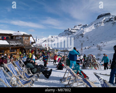 Stare seduti fuori a montagna café, Alpi Italiane Foto Stock