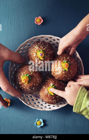 Famiglia tratta con tortine Foto Stock