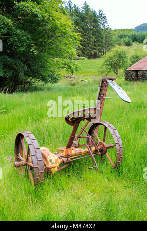 L'annata agricola la falciatura di erba macchina parcheggiata in erba lunga Foto Stock