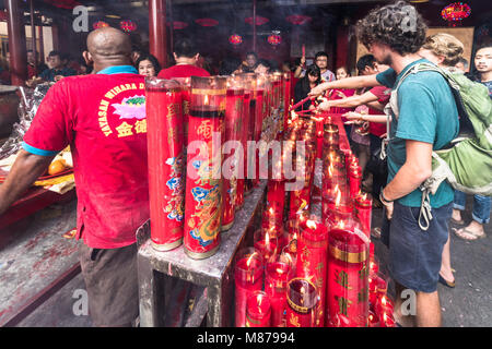 Jakarta, Indonesia - 16 Febbraio 2018: persone celebrano il nuovo anno cinese in Jin De Yuan tempio di Glodok, la Chinatown di Jakarta. La città di tenere un assor Foto Stock