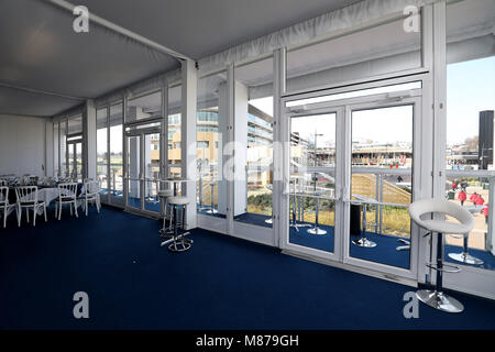 Vista generale di ospitalità durante di St Patrick giovedì del 2018 Cheltenham Festival a Cheltenham Racecourse. Stampa foto di associazione. Picture Data: giovedì 15 marzo, 2018. Vedere la storia di PA RACING Cheltenham. Foto di credito dovrebbe leggere: Steven Paston/filo PA. Restrizioni: solo uso editoriale, uso commerciale è soggetto ad autorizzazione preventiva da parte del Jockey Club/Cheltenham Racecourse. Foto Stock