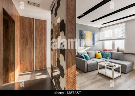 Moderno appartamento con entrata in legno camera e salotto luminoso Foto Stock