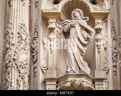 Statua di Maria sulla facciata della Basilica di Santa Maria di Coro a San Sebastian, Paesi Baschi, Spagna. Foto Stock