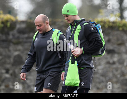 In Irlanda il Rory Best (sinistra) e Jonathan Sexton arrivare per la sessione di formazione alla casa di cartone, Co. Di Kildare. Foto Stock