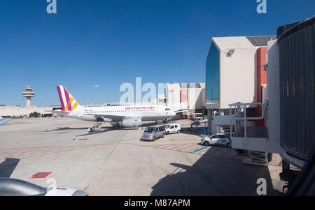 Maiorca, isole Baleari, Spagna - 14 Aprile 2016: Dall'aeroporto di Palma asfalto prima del decollo il 14 aprile 2016 a Maiorca, isole Baleari, Spagna. Foto Stock