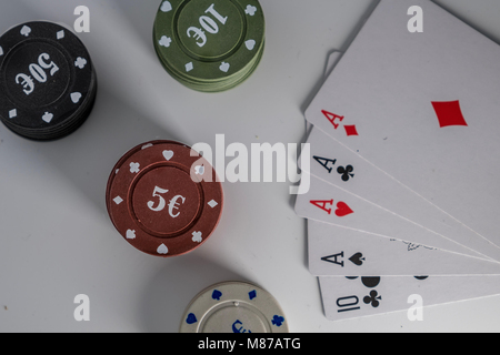Poker chips e carte Foto Stock