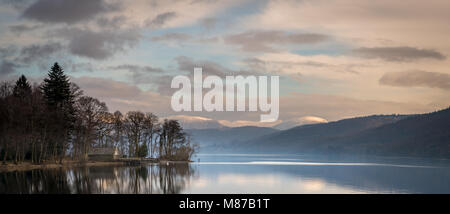 La vecchia casa-barca a buoi House Bay in Coniston Water nei laghi del sud Foto Stock