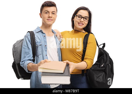 Gli studenti adolescenti dando libri isolati su sfondo bianco Foto Stock