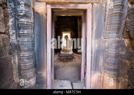 La scultura del Re Jayavarman Vlll inil tempio Khmer rovine di Phimai parco storico presso il Festival di Phimai nella città di Phimai in provi Foto Stock