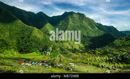 Case di villaggio vicino a terrazze di riso i campi. Incredibile abstract texture con sky colorato riflesso nell'acqua. Ifugao provincia. Banaue, Filippine UNESCO Foto Stock