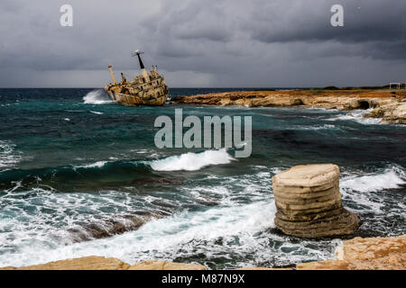 Naufragio di Edro III a Seacaves, in una zona di straordinaria bellezza naturale vicino a Coral Bay/Peiya, Cipro. Foto Stock