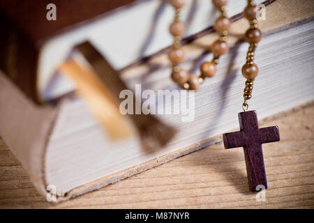 Ancora la vita con la Bibbia e il Vecchio Rosario in legno Foto Stock