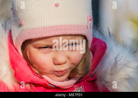 Ritratto di una ragazzina in abbigliamento invernale Foto Stock