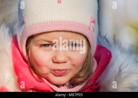 Ritratto di una ragazzina in abbigliamento invernale Foto Stock