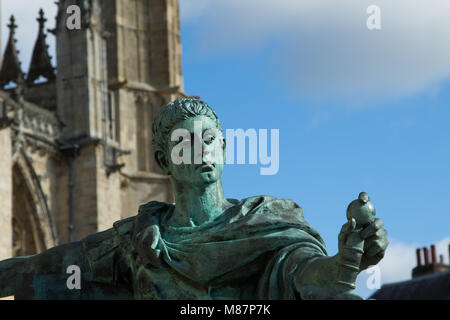 Statua di imperatore romano Costantino il Grande,con York Minster in background,North Yorkshire, Inghilterra, Regno Unito. Foto Stock